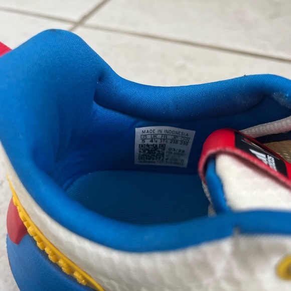 Adidas Lego Racer Youth Size 5 - Picture 2 of 6